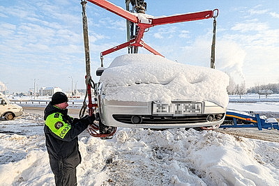 В Витебске эвакуаторы ГАИ убирают автомобили, припаркованные вдоль дороги и мешающие уборке снега
