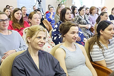 \"Сделали для семьи главный подарок\". В Витебском областном роддоме прошел праздник для мам