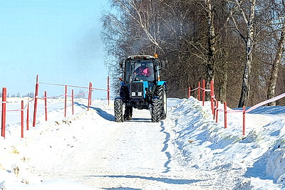 Зимнее бездорожье и огневой рубеж: \"Тракторный биатлон\" в Горках испытал на прочность людей и технику