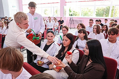 Акция \"Беларусь адзіная\". Встречи с молодежью прошли в Ганцевичах и Бобруйске