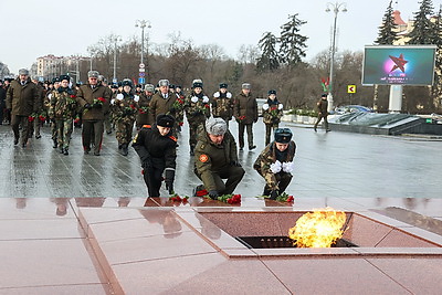 К монументу Победы возложили цветы в День защитников Отечества