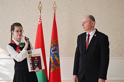 Паспорта лучшим учащимся из Минской области вручили в старейшей гимназии страны