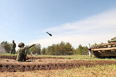 Танк над головой и первый выстрел: как проходит конкурс военно-патриотических клубов ВС