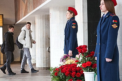 Почетный караул, живые цветы. У станции метро \"Октябрьская\" в Минске почтили память жертв трагедии 2011 года