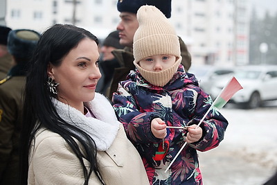 Ключи от арендных квартир получили 60 семей военнослужащих Борисовского гарнизона