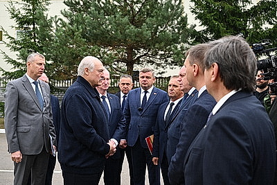Лукашенко посетил производство лесозаготовительной техники в Логойском районе