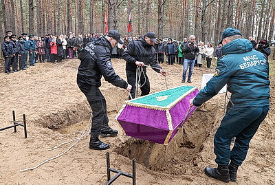 Останки не менее 75 мирных граждан, убитых в 1942 году, перезахоронили в Ветковском районе