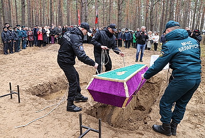 Останки не менее 75 мирных граждан, убитых в 1942 году, перезахоронили в Ветковском районе
