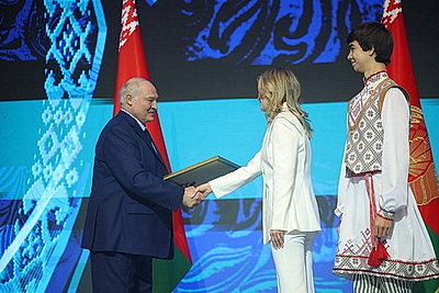 Лукашенко вручил премии \"За духовное возрождение\" и спецпремии Президента