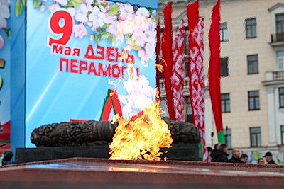 Лукашенко возложил венок к монументу Победы в Минске