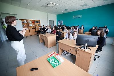 Более 300 ребят со всей страны собрал в Минске республиканский праздник \"Детства мирная страна\"