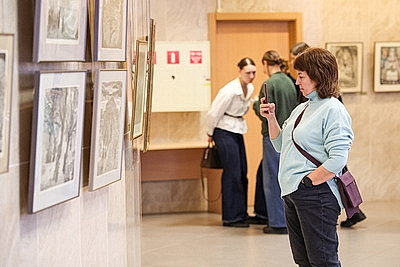 Автор и его муза: выставка семьи художников Поплавских открылась в НББ