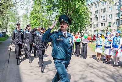 \"Парад под окном\". В Гомеле поздравили ветеранов ВОВ Сергея Филимонова и Алексея Головацкого