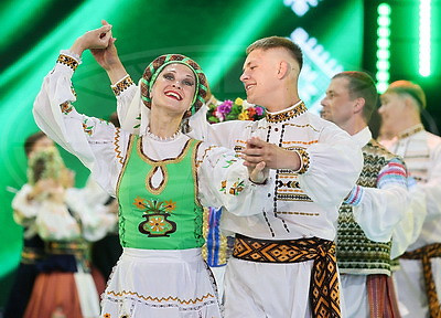 Яркое хореографическое шоу \"Танцуй, славянская душа!\" прошло в Летнем амфитеатре в Витебске