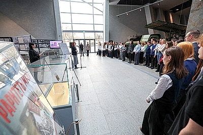 Нагрудный знак \"Бойцу Красной гвардии и Красному партизану\" представили в Музее истории ВОВ