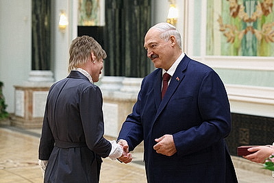 Едины в стремлении сделать страну лучше. Лукашенко в преддверии 8 Марта вручил женщинам госнаграды
