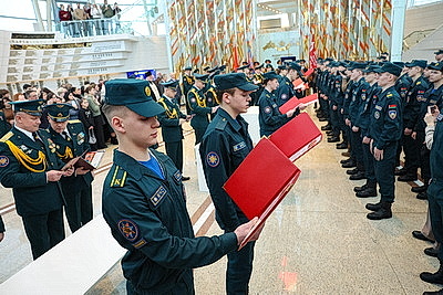 Молодые сотрудники МЧС принесли присягу в музее истории ВОВ