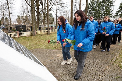 \"Почтить память предков и показать пример другим\". В Беларуси стартовал проект \"Цветы Великой Победы\"