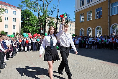 Последние звонки для выпускников 9-х и 11-х классов прозвенели по всей Беларуси