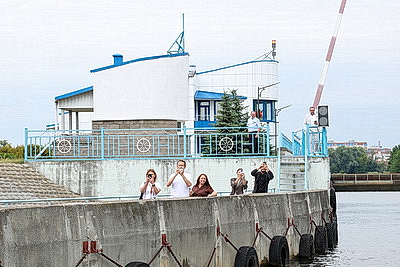 Первый белорусский электрический прогулочный катамаран тестируют на водах Мухавца в Бресте