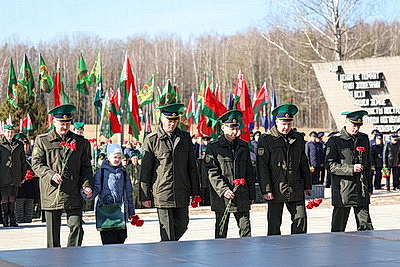 \"Пусть скорбь и печаль обернутся в мужество ваше и силу\". В Хатыни проходит всенародная вахта памяти