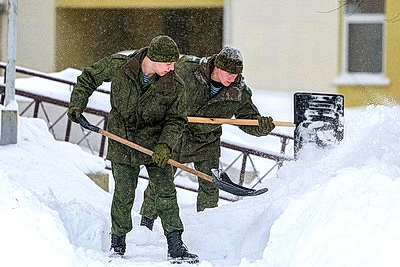 Последствия снегопада устраняют в городах Беларуси