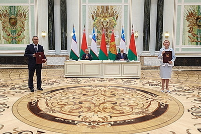 Лукашенко и Мирзиёев подписали Декларацию об установлении стратегического партнерства Беларуси и Узбекистана