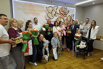 Подарок - в День народного единства. В Витебске многодетным семьям вручили \"Бацькавы кашулі\"