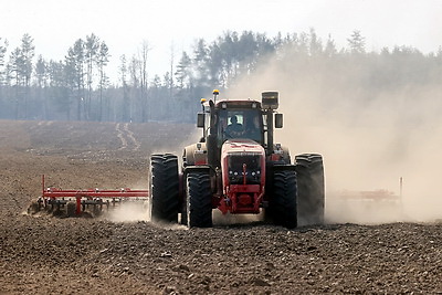 Аграрии Светлогорского района активно включились в посевную кампанию
