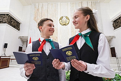 Не только права, но и обязанности перед Родиной. Школьникам вручили паспорта в Палате представителей