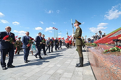 Символ мужества и гордости народа. Торжества по случаю Дня Независимости проходят на Кургане Славы