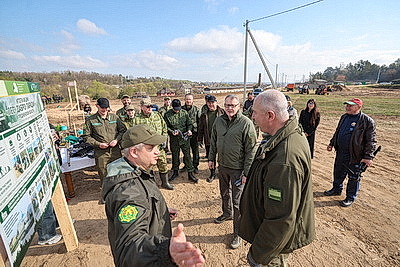 Молодой лес, обновленные улицы, цветники: Жировичи всем миром вышли на субботник