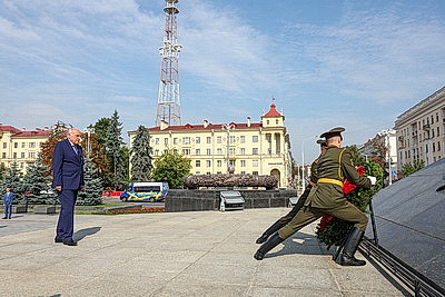 Глава МИД Алжира возложил венок к монументу Победы в Минске