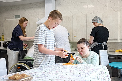 \"Мы можем сами\". Как тренировочная квартира помогает людям с инвалидностью стать самостоятельнее