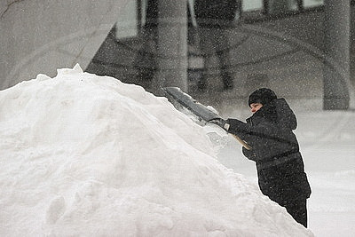 В Минске более 180 единиц техники и свыше 1,5 тысячи человек ликвидируют последствия снегопада