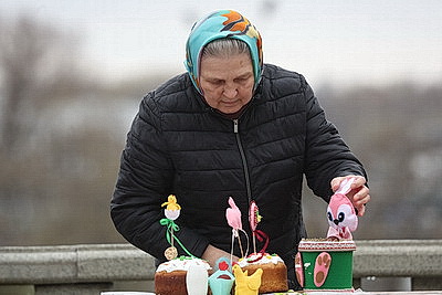 Православные верующие освящают пасхальную трапезу в храмах Беларуси