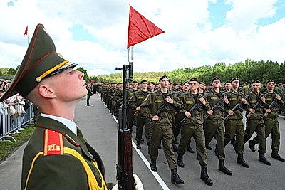 Лукашенко принял участие в церемонии приведения к военной присяге в Борисовском районе