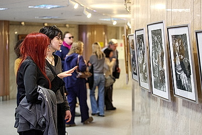 Автор и его муза: выставка семьи художников Поплавских открылась в НББ