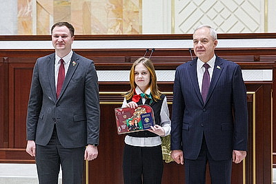 Не только права, но и обязанности перед Родиной. Школьникам вручили паспорта в Палате представителей