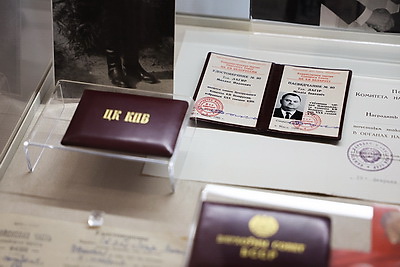 Свои первые паспорта из рук председателя КГК получили десять юных белорусов