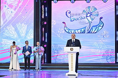 \"Зеркало истории суверенной Беларуси\". Лукашенко о 35-летии фестиваля \"Славянский базар в Витебске\"