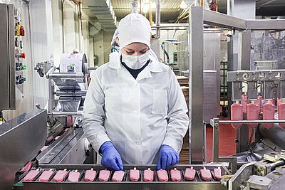 Настроение с доставкой к рабочему месту. В Могилеве идут концерты в цехах предприятий ко Дню женщин