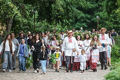 Цветочные венки, народные песни и танцы. Один из самых летних праздников - Купалье прошел на Августовском канале