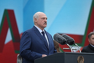 Лукашенко возложил венок к монументу Победы в Минске