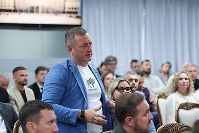 Представители бизнеса посетили с экскурсией Дворец Независимости