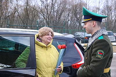 Плац-концерты, море цветов и теплых слов. В Бресте мужчины поздравили женщин