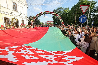 Ярко и красочно в Беларуси прошли выпускные вечера