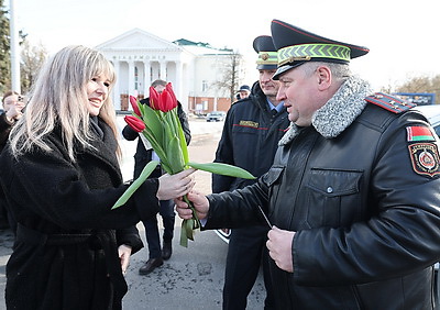 Цветы для солнечных улыбок автоледи. В Витебске стартовала областная акция ГАИ в честь Дня женщин