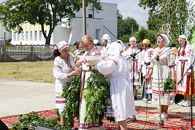 Зеленый наряд, песни и столы с угощениями: в Жабинковском районе провели обряд \"Вождение куста\"