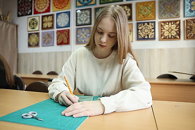 Бумажные кружева. Мастера из Молодечно хранят традиции белорусской вытинанки с уникальным почерком